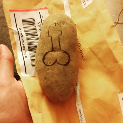 Картофельная посылка с анонимным сообщением (13 фото)