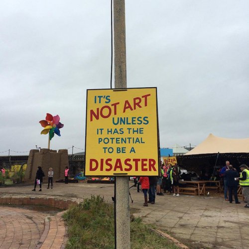 Добро пожаловать в Dismaland, самый мрачный парк аттракционов от Banksy (18 фото)