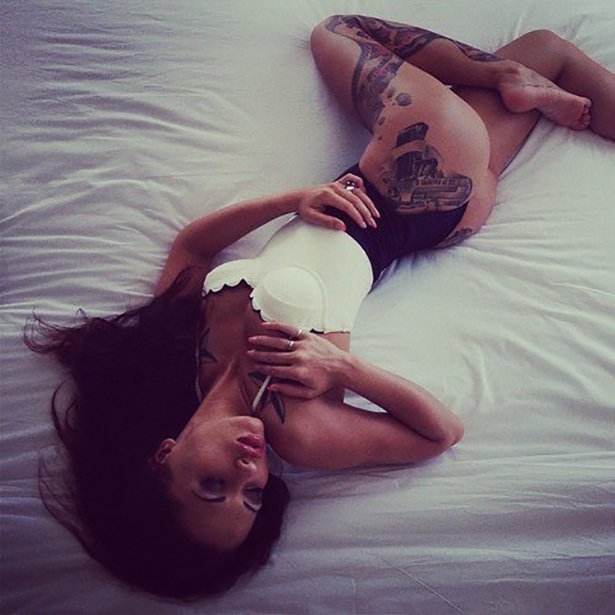 Эротичная девушка с татуировкой на спине
