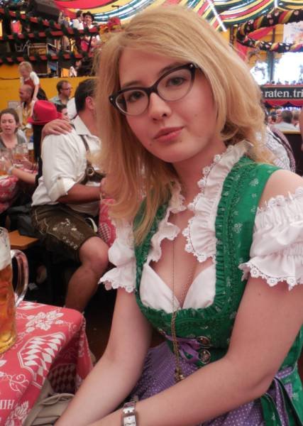 Пиво и девушки на фестивале Октоберфест-2015 (33 фото)