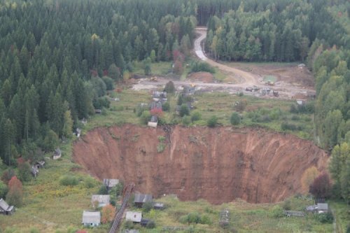 Провал грунта в Соликамске (6 фото)