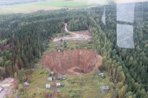 Провал грунта в Соликамске (6 фото)