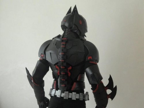 Самодельный костюм Бэтмена, вдохновлённый мультсериалом "Бэтмен будущего" (10 фото)