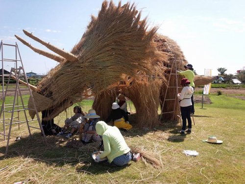 Соломенные скульптуры на Wara Art Festival в Японии (13 фото)