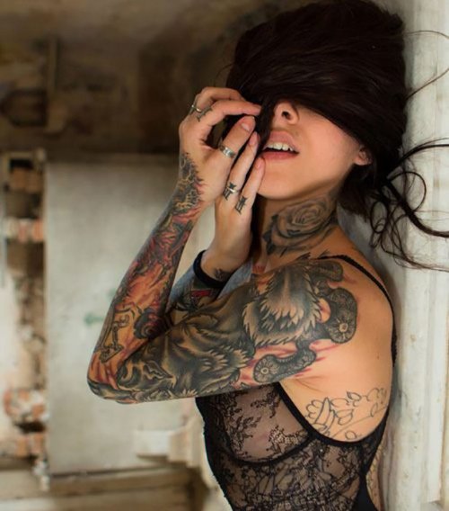Сексуальные девушки с татуировками (33 фото)