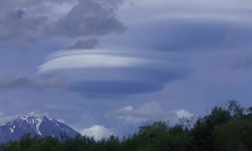 Лентикулярные облака над Авачинской сопкой на Камчатке (7 фото)