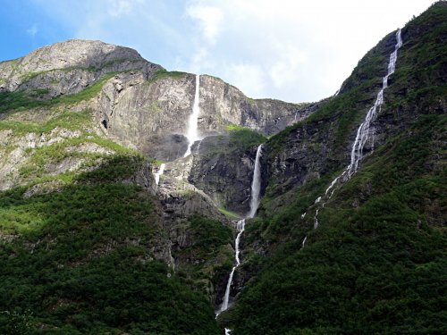 Топ-10: Малоизвестные водопады, которые стоит увидеть хоть раз в жизни