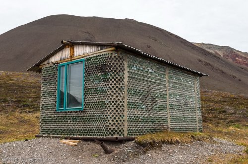 Бутылочный домик на Шпицбергене (6 фото)