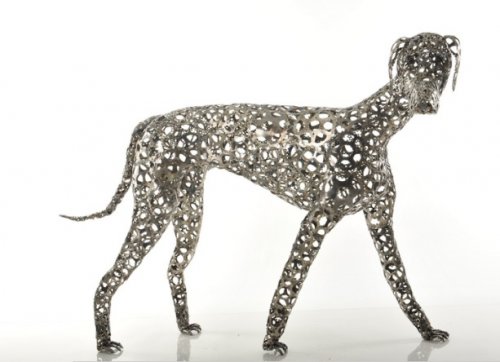 Скульптуры собак из необычных предметов (10 фото)
