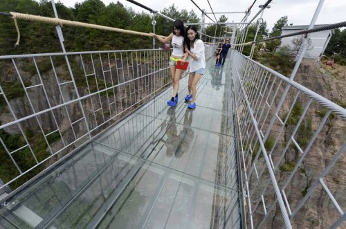 Самый длинный стеклянный мост открылся в Китае (9 фото)