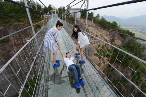 Самый длинный стеклянный мост открылся в Китае (9 фото)