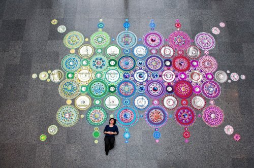 Блестящие  мандалы из тысяч кристаллов, которые создаёт Сьюзан Друммен (14 фото)