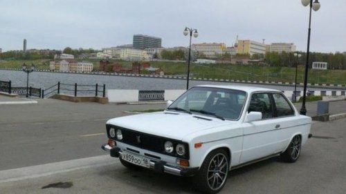 Рестайлинг автомобиля BMW, стилизованного под ВАЗ-2106 (5 фото)