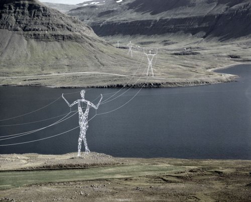 Гигантские статуи людей вместо опор ЛЭП на просторах Исландии (4 фото)
