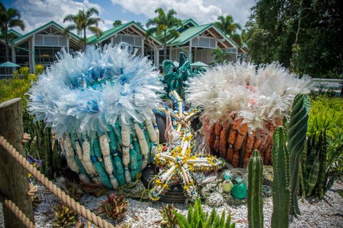 Скульптуры морских обитателей из пластикового мусора, прибитого к берегу (14 фото)