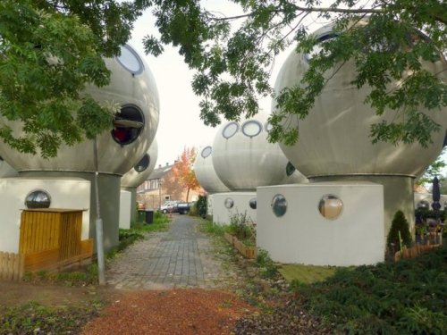 Необычные дома в форме шаров в Нидерландах (10 фото)