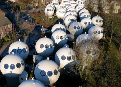 Необычные дома в форме шаров в Нидерландах (10 фото)