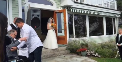 Мужчина встал с инвалидного кресла и повёл свою дочь к свадебному алтарю