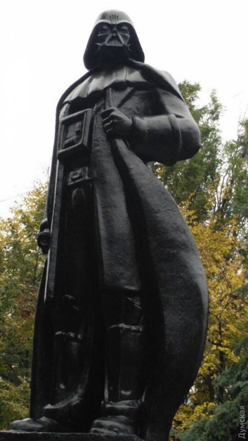 Из Ленина — в Дарта Вейдера: в Одессе появился уникальный памятник (4 фото)