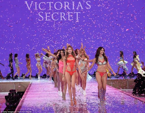 Victoria's Secret Fashion Show 2015 (45 фото)