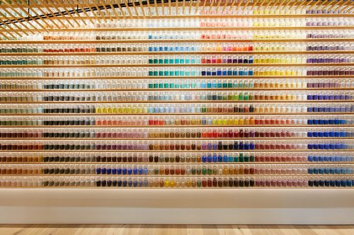 Впечатляющий ассортимент и интерьер магазина красок "Pigment" в Токио (8 фото)