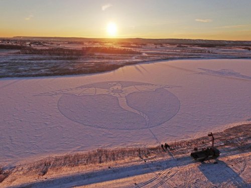 Огромный рисунок дракона на снегу под Якутском (5 фото)
