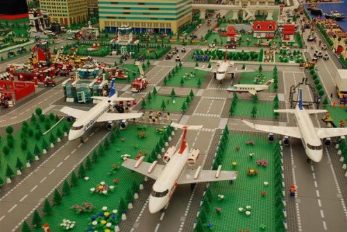 Невероятные сооружения, построенные из LEGO (12 фото)