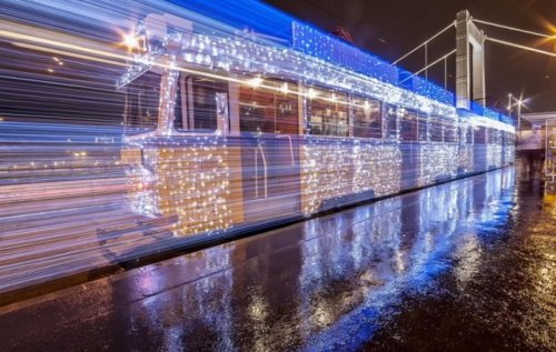 Фотографии рождественских трамваев, сделанные на длинной выдержке (10 фото)