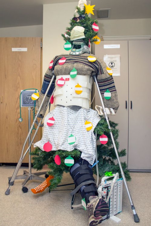 Новогодние декорации в больницах (20 фото)