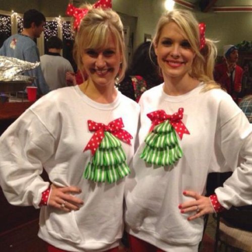 Девушки из соцсетей в рождественских свитерах (24 фото)