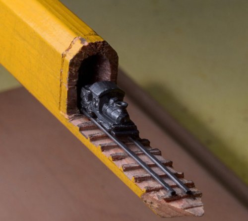 Крошечный поезд внутри карандаша (10 фото)