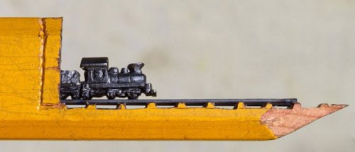 Крошечный поезд внутри карандаша (10 фото)