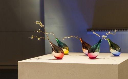 Необычные вазы, реагирующие на падение лепестков (4 фото)