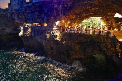 Ресторан в пещере Grotta Palazzese с потрясающим видом на море (10 фото)