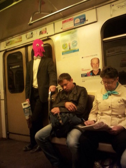 Необычные пассажиры в метро (31 фото)