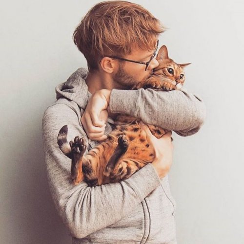 Две женские слабости в одном: симпатичные парни с котятами (24 фото)