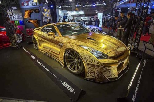 Золотой суперкар Nissan GT-R (24 фото)