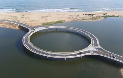 Необычный круглый мост с пешеходной зоной в Уругвае (5 фото)