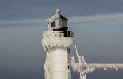 Обледеневшие маяки на озере Мичиган (10 фото)