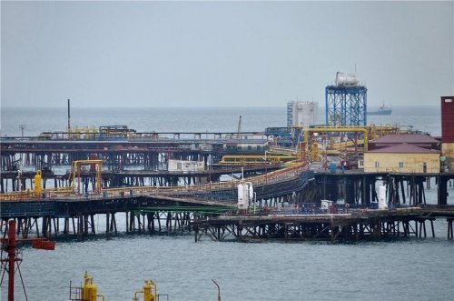 Нефтяные Камни: город, построенный на нефтяных платформах (17 фото)