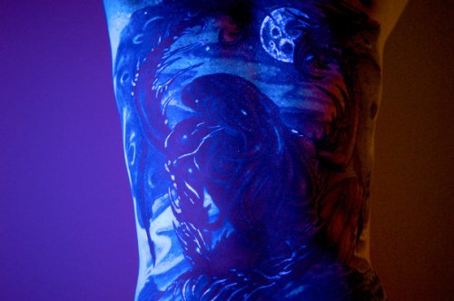 Ультрафиолетовые татуировки (33 фото)