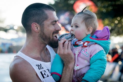 Мужчина выиграл полумарафон с дочерью в детской коляске (7 фото)