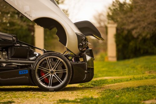 Двухдверный гиперкар от Pagani Automobili (17 фото)