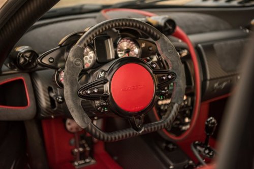 Двухдверный гиперкар от Pagani Automobili (17 фото)