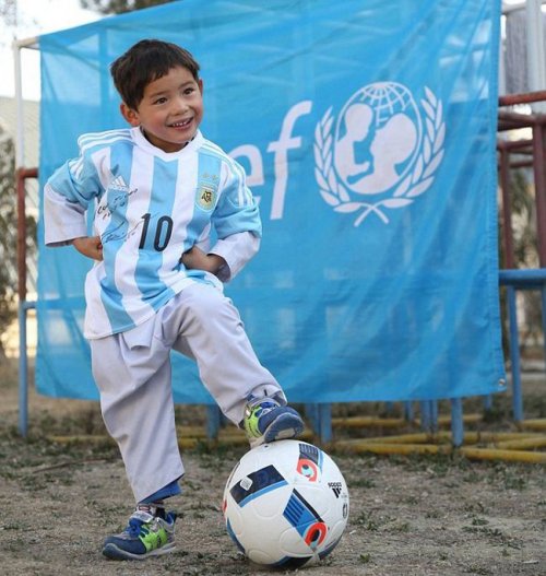Афганский мальчик получил футболку от Лионеля Месси (7 фото)