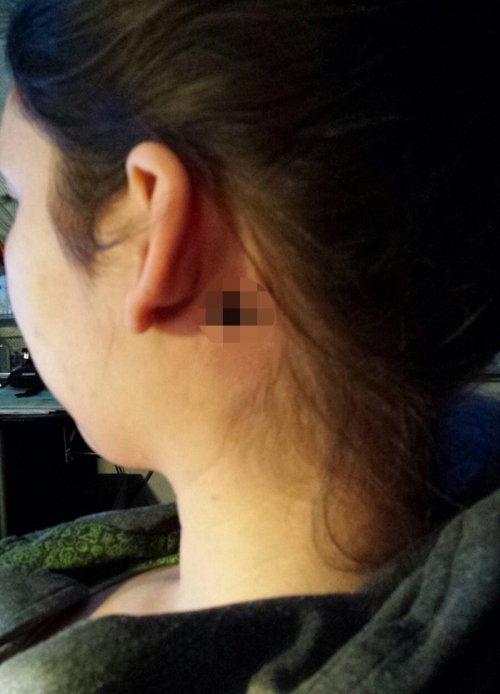 Оригинальная татуировка слабослышащей девушки (2 фото)