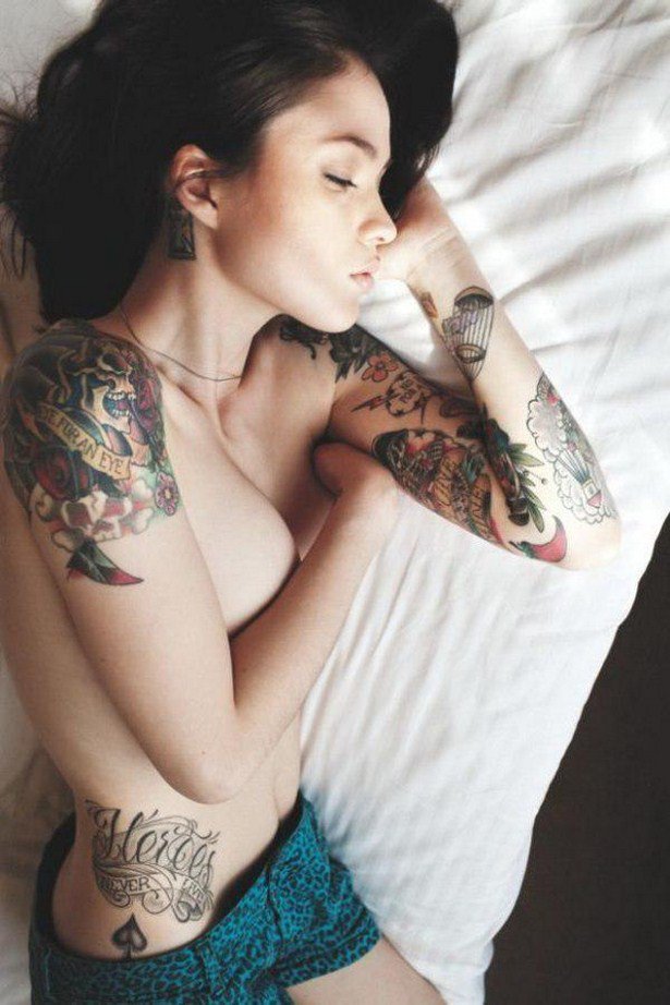 Соблазнительные девушки с татуировками (30 фото) .