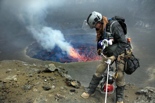 Лавовое озеро в кратере действующего вулкана сфотографировали с помощью дрона (10 фото)