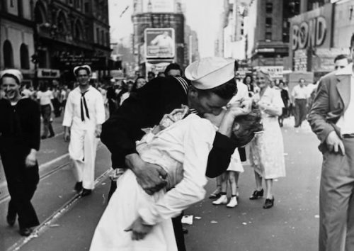 Топ-10: Культовые поцелуи, снятые на фотоплёнку