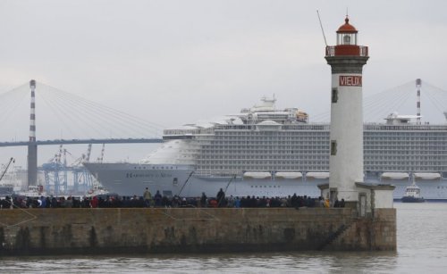 Крупнейший круизный лайнер Harmony of the Seas вышел в море (12 фото)